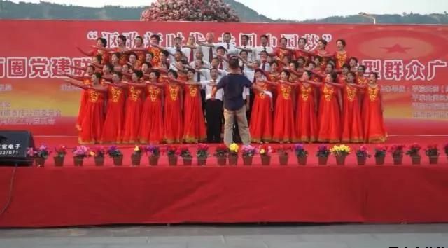 平?jīng)鲢垂军h委和興北路社區綠地廣場(chǎng)商圈黨建聯(lián)盟合作舉辦“謳歌新時(shí)代 共圓中國夢(mèng)”紀念改革開(kāi)放四十周年大型群眾廣場(chǎng)文化活動(dòng)(圖8)