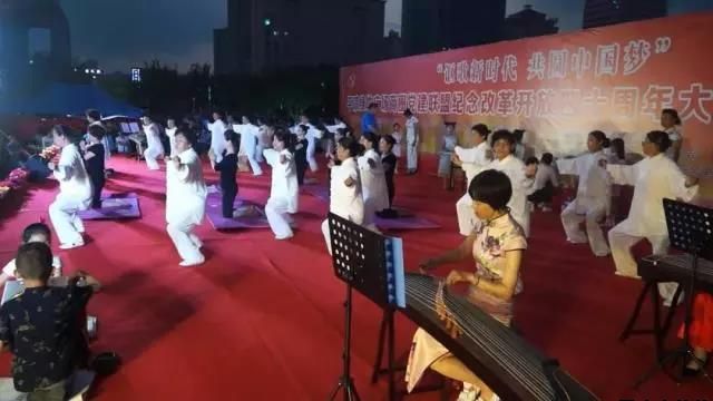 平?jīng)鲢垂军h委和興北路社區綠地廣場(chǎng)商圈黨建聯(lián)盟合作舉辦“謳歌新時(shí)代 共圓中國夢(mèng)”紀念改革開(kāi)放四十周年大型群眾廣場(chǎng)文化活動(dòng)(圖11)