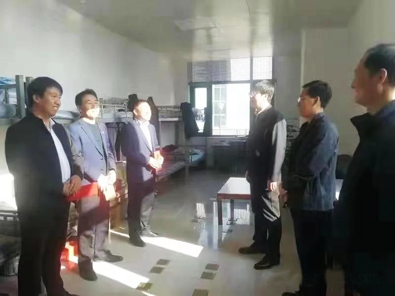 工業(yè)園區管委會(huì )、泓源公司慰問(wèn)園區機關(guān)保安門(mén)衛等一線(xiàn)人員(圖2)