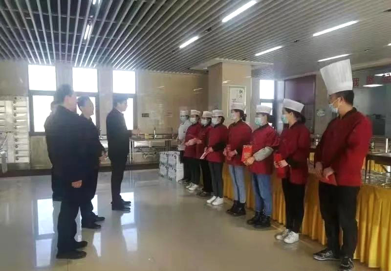 工業(yè)園區管委會(huì )、泓源公司慰問(wèn)園區機關(guān)保安門(mén)衛等一線(xiàn)人員(圖3)