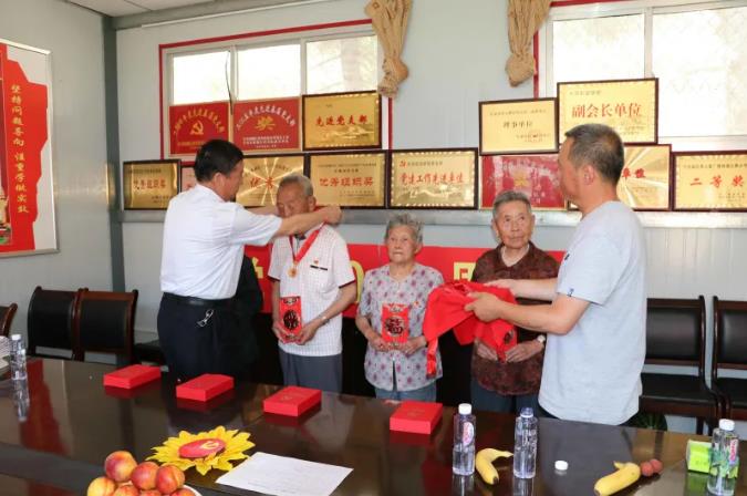 走訪(fǎng)慰問(wèn)老黨員 深入實(shí)際學(xué)黨史—— 市政府國資委慰問(wèn)泓源公司老黨員、困難黨員(圖2)
